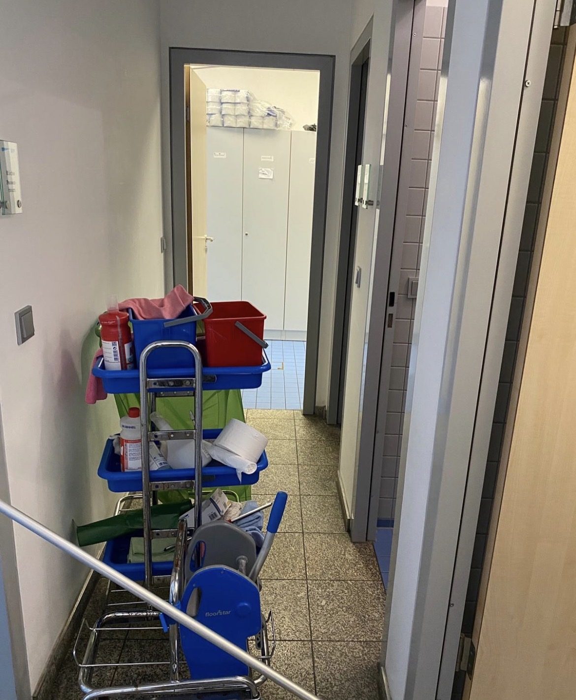 Reinigungswagen von H.A.S Reinigung im Flur eines Objekts