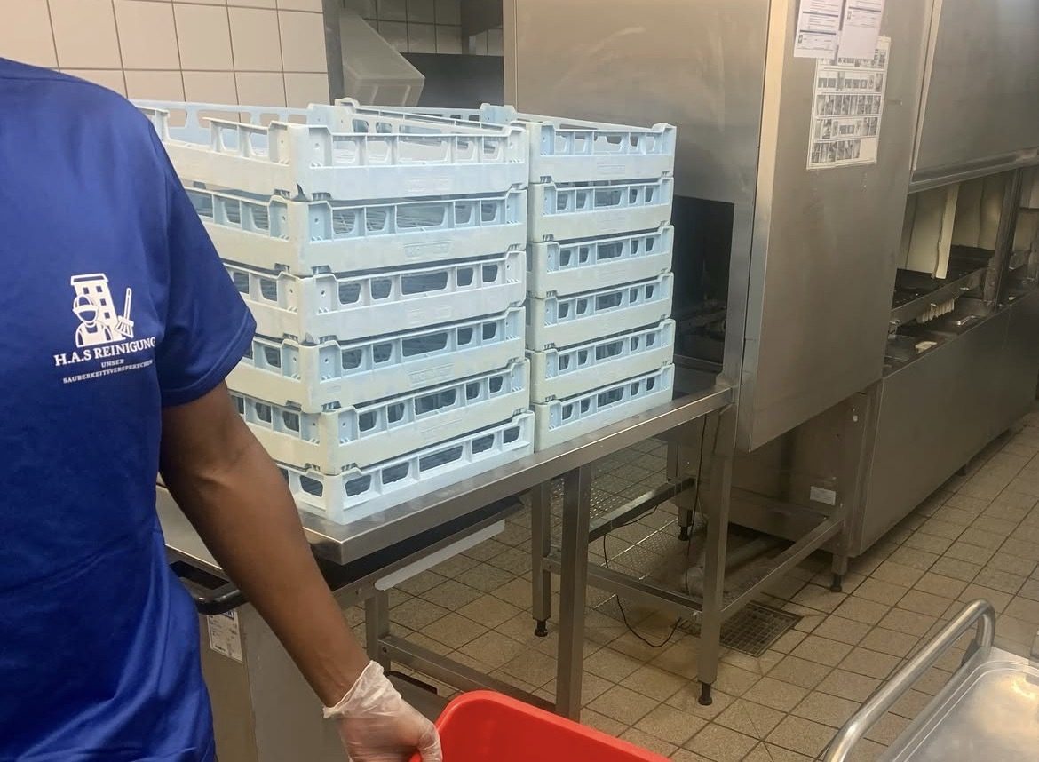 Gesäuberte Spülkörbe in der Grossküche durch H.A.S Reinigung